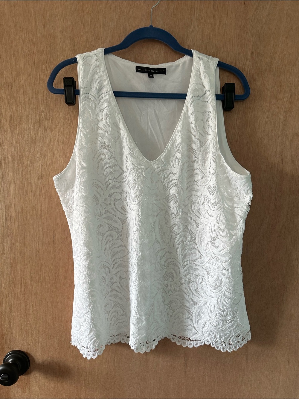 White House Black Market XL White Lace Sleeveless V-Neck Scallop Hem Top